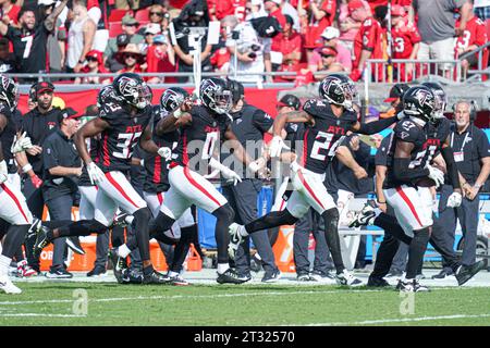 Tampa Bay, Florida, USA, 22 ottobre 2023, i giocatori degli Atlanta Falcons festeggiano al Raymond James Stadium. (Foto Credit: Marty Jean-Louis/Alamy Live News Foto Stock