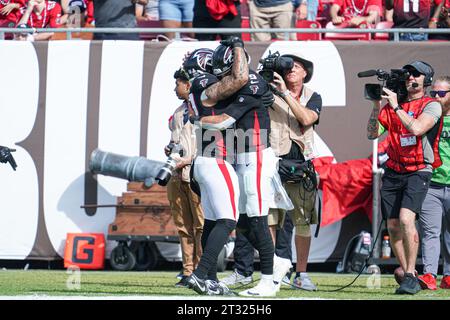 Tampa Bay, Florida, USA, 22 ottobre 2023, i giocatori degli Atlanta Falcons festeggiano al Raymond James Stadium. (Foto Credit: Marty Jean-Louis/Alamy Live News Foto Stock