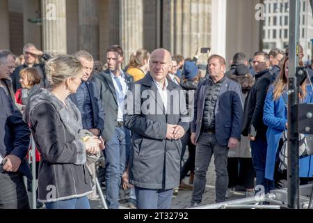 Berlino, Germania. 22 ottobre 2023. Sullo sfondo del raduno pro-Israele alla porta di Brandeburgo, Potsdamer Platz a Berlino divenne il punto focale di un sentimento contrastante. Molti manifestanti pro-Palestina si sono riuniti nonostante il precedente divieto della polizia di questo evento. I manifestanti hanno espresso solidarietà al popolo palestinese, sostenendo i loro diritti e manifestando le loro preoccupazioni per i recenti eventi a Gaza. Le forze dell'ordine erano presenti in vigore, e diversi arresti furono fatti mentre cercavano di disperdere la folla e mantenere l'ordine. (Immagine di credito: © Michael Kuenne/PRESSCOV via ZUMA P Foto Stock