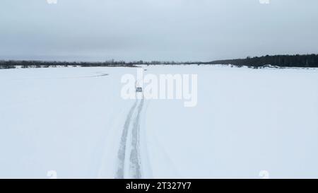 Rallentatore delle auto da corsa che scivolano su una pista di ghiaccio. Clip. Concetto di drift invernale e sport estremi. Foto Stock