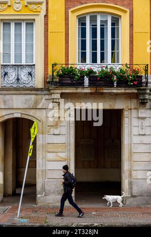 Bogotà, Colombia - 1° gennaio 2023: L'uomo cammina con il suo cane di fronte al Palacio Lievano, sede dell'Ufficio del Sindaco di Bogotà Foto Stock