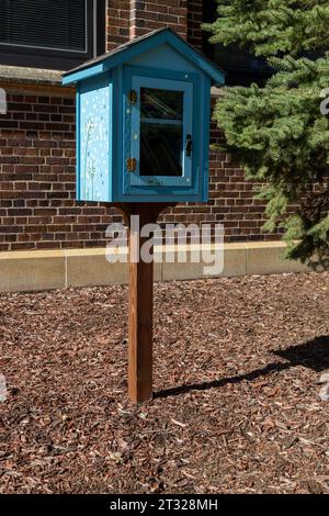 Soleggiata vista ravvicinata di un grazioso piccolo quartiere con libreria gratuita Foto Stock