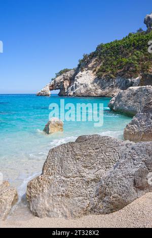 Isolata Cala Goloritze situata vicino a Baunei, nella parte meridionale del Golfo di Orosei, Sardegna, Italia Foto Stock