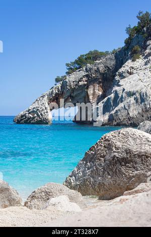 Acque turchesi di Cala Goloritze in Sardegna, Italia Foto Stock