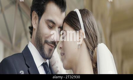 Primo piano di un affascinante uomo e una donna che hanno ballato all'aperto. Azione. Ritratto di una coppia di nozze felici che danzano lentamente. Foto Stock