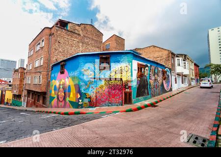 Bogotà, Colombia - 1° gennaio 2023: Murale sul muro di una casa nel distretto di la Candelaria Foto Stock