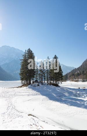 Frozen Lago del Predil si trova a Tarviso, Italia Foto Stock