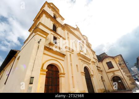 Facciata della chiesa di nostra Signora della Candelaria a Bogotà, Colombia Foto Stock