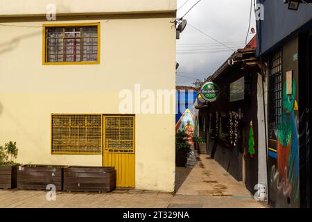 Bogotà, Colombia - 2 gennaio 2023: Passaggio della Plazuela del Chorro de Quevedo con murales e bar chiusi al mattino Foto Stock