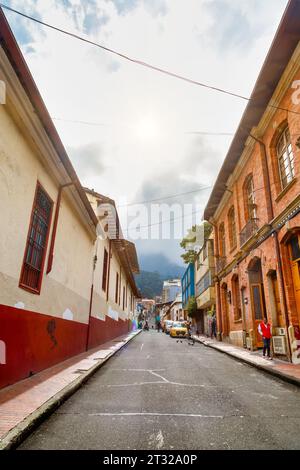 Bogotà, Colombia - 2 gennaio 2023: Strada mezzo vuota nel quartiere la Candelaria Foto Stock