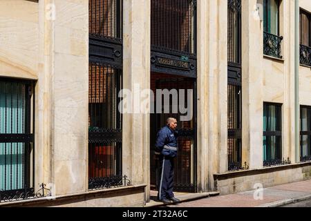 Bogotà, Colombia - 2 gennaio 2023: La guardia di sicurezza tiene d'occhio l'ingresso di un edificio nel centro della capitale colombiana Foto Stock