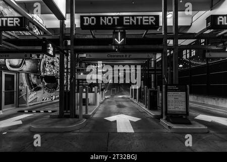Ingresso al garage Z in Library Street, nel centro di Chicago. È anche un progetto di Street art aperto al pubblico. 27 artisti internazionali e locali hanno collaborato a 130 murales. Parcheggio in garage a Detroit di notte. Detroit, Stati Uniti Foto Stock