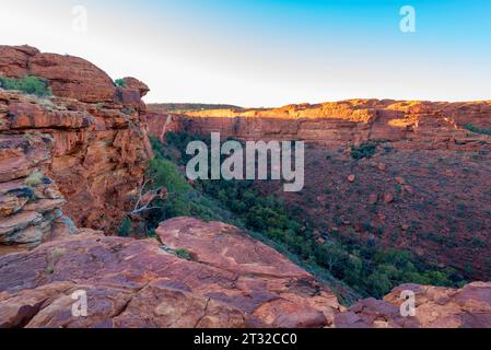 Una vista dal bordo superiore cammina nella tasca superiore del Kings Canyon nel territorio del Nord, in Australia, e sotto una piattaforma panoramica a misura di formica Foto Stock