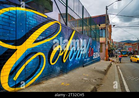 Bogotà, Colombia - 3 gennaio 2023: Murale con l'iscrizione "Colombia Dreams" in un viale del quartiere El Mirador Foto Stock