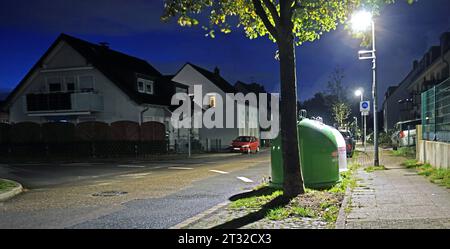 Abendruhe vor dem Beginn einer neuen Woche an einem milden Herbstabend am Sonntag kurz bevor die Bewohner zu Bett gehen, und das Licht in den Fenstern gelöscht wird. Essen Nordrhein-Westfalen Deutschland *** riposo serale prima dell'inizio di una nuova settimana in una mite serata autunnale di domenica poco prima che i residenti andassero a letto e la luce nelle finestre si spenga Essen Renania settentrionale Vestfalia Germania Credit: Imago/Alamy Live News Foto Stock