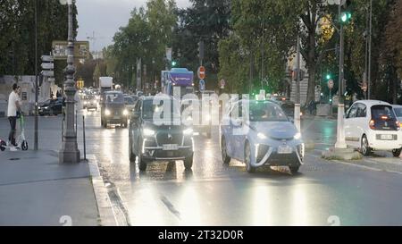 Parigi - Francia, 20 giugno 2022: Strade di Parigi. Azione. La vita di una grande città con molte persone e alla guida di auto. Foto Stock