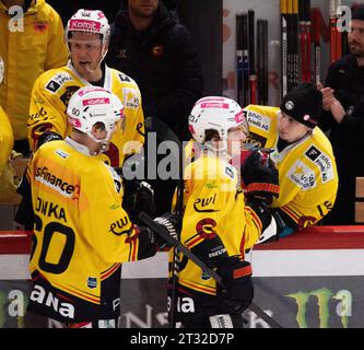 Losanna, Svizzera. 10 febbraio 2023. Il team SC Bern festeggia durante la partita LHC Acadamy. La partita del quindicesimo giorno della stagione 2023-2024 e che è anche l'LHC Academy match si è svolta alla Vaudoise Arena di Losanna tra Losanna HC e SC Berna. (Foto di: Eric Dubost/Sipa USA) credito: SIPA USA/Alamy Live News Foto Stock