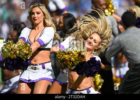 Baltimora, Stati Uniti. 22 ottobre 2023. Le cheerleaders dei Baltimore Ravens si esibiscono contro i Detroit Lions durante il primo tempo al M&T Bank Stadium di Baltimora, Maryland, domenica 22 ottobre 2023. Foto di David Tulis/UPI credito: UPI/Alamy Live News Foto Stock