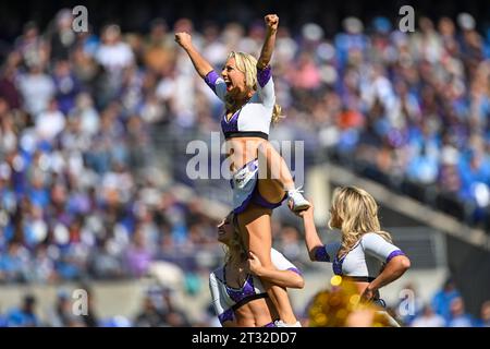 Baltimora, Stati Uniti. 22 ottobre 2023. Le cheerleaders dei Baltimore Ravens si esibiscono contro i Detroit Lions durante il primo tempo al M&T Bank Stadium di Baltimora, Maryland, domenica 22 ottobre 2023. Foto di David Tulis/UPI credito: UPI/Alamy Live News Foto Stock