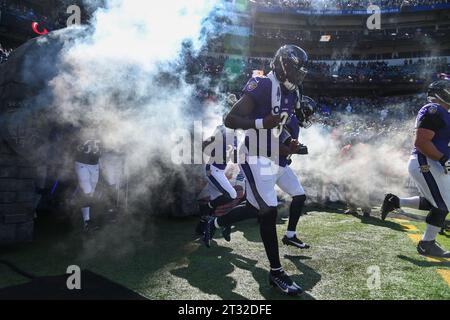 Baltimora, Stati Uniti. 22 ottobre 2023. Il quarterback dei Baltimore Ravens Lamar Jackson (8) corre sul campo per affrontare i Detroit Lions durante il primo tempo al M&T Bank Stadium di Baltimora, Maryland, domenica 22 ottobre 2023. Foto di David Tulis/UPI credito: UPI/Alamy Live News Foto Stock