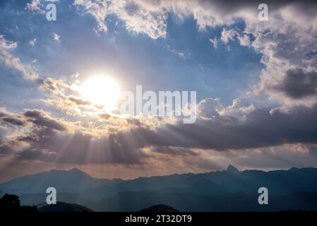 Il sole tra le nuvole nella regione montana dello Stato di Rio de Janeiro, Brasile Foto Stock