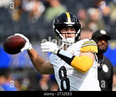 Inglewood, Stati Uniti. 22 ottobre 2023. Il quarterback dei Pittsburgh Steelers Kenny Pickett si scalda prima di una partita contro i Los Angeles Rams al SoFi Stadium di Inglewood, California, domenica 22 ottobre 2023. Foto di Jon SooHoo/UPI credito: UPI/Alamy Live News Foto Stock