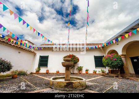 Villa de Leyva, Colombia - 5 gennaio 2023: Cortile interno coloniale della casa museo di Antonio Nariño Foto Stock