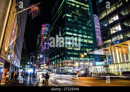 Notte sulla 6th Avenue, con l'Empire State Building riflesso sulla Salesforce Tower - Manhattan, New York City Foto Stock