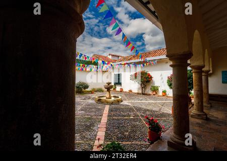 Villa de Leyva, Colombia - 5 gennaio 2023: Cortile interno coloniale della casa museo di Antonio Nariño Foto Stock