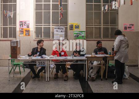 Buenos Aires, Argentina. 22 ottobre 2023. I funzionari dei sondaggi attendono gli elettori in una sede elettorale durante le elezioni presidenziali in Argentina del 2023. Credito: SOPA Images Limited/Alamy Live News Foto Stock