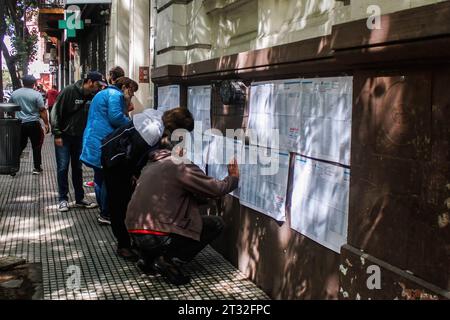 Buenos Aires, Argentina. 22 ottobre 2023. Persone viste al seggio elettorale durante le elezioni presidenziali argentine del 2023. (Foto di Cristobal Basaure Araya/SOPA i/Sipa USA) credito: SIPA USA/Alamy Live News Foto Stock