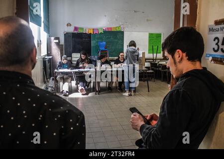 Buenos Aires, Argentina. 22 ottobre 2023. Persone viste al seggio elettorale durante le elezioni presidenziali argentine del 2023. (Foto di Cristobal Basaure Araya/SOPA i/Sipa USA) credito: SIPA USA/Alamy Live News Foto Stock