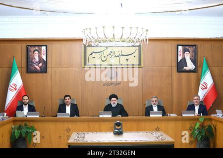 Teheran, Iran. 22 ottobre 2023. Il presidente iraniano EBRAHIM RAISI (C) parla durante una riunione del governo. (Immagine di credito: © Presidenza iraniana via ZUMA Press Wire) SOLO USO EDITORIALE! Non per USO commerciale! Foto Stock