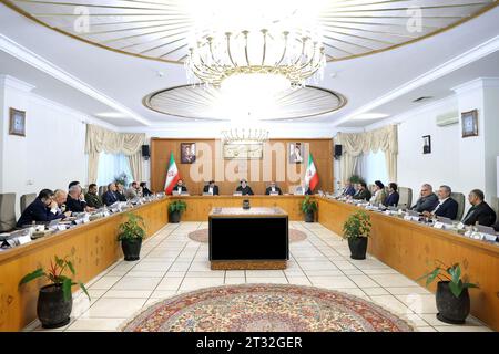 Teheran, Iran. 22 ottobre 2023. Il presidente iraniano EBRAHIM RAISI (C) parla durante una riunione del governo. (Immagine di credito: © Presidenza iraniana via ZUMA Press Wire) SOLO USO EDITORIALE! Non per USO commerciale! Foto Stock