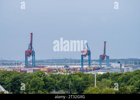 Gothenburg, Svezia - 24 luglio 2022: Gru container pronte a caricare i conatinatori al largo delle navi Foto Stock