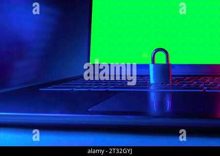 lucchetto chiuso che indica la sicurezza contro gli hakers e il sistema su un computer con sfondo cromatico concetto di sicurezza del computer Foto Stock