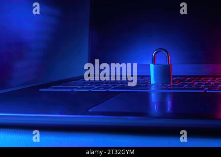computer con un lucchetto chiuso che indica la sicurezza contro gli hacker e il concetto di sistema di sicurezza del computer Foto Stock