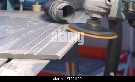 Pannello di lucidatura per lavoratori con disco. Creativo. Primo piano della macchina con disco per lucidare le superfici. Carpenter lucida pannelli o piastrelle Foto Stock