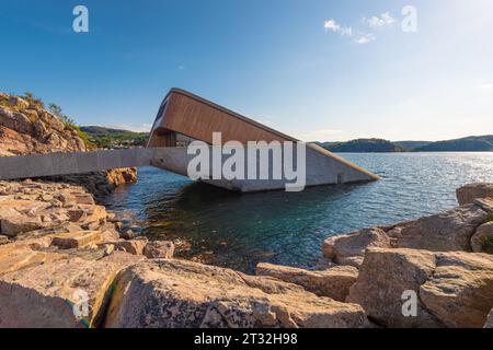 Lindesnes, Norvegia - 08 agosto 2021: L'esterno del ristorante subacqueo è stato premiato con una stella Michelin. Foto Stock