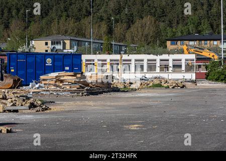 Goteborg, Svezia - Maggio 15 2022: Edificio della vecchia scuola in fase di demolizione. Foto Stock