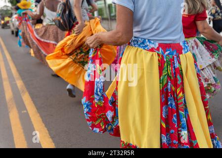 Valenca, Bahia, Brasile - 28 giugno 2022: Le donne vengono viste ballare durante la Levada do Mastro per onorare San Pietro nella città di Valenca, Bahia. Foto Stock