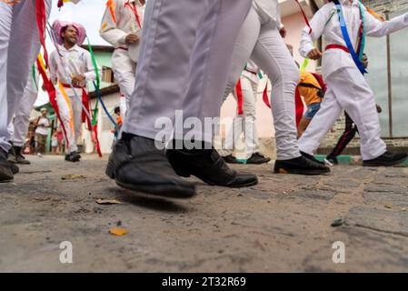 Saubara, Bahia, Brasile - 06 agosto 2022: Bassa vista dei membri di una Marujada che danzano durante una parata per le strade della città di Saubara, a Bah Foto Stock