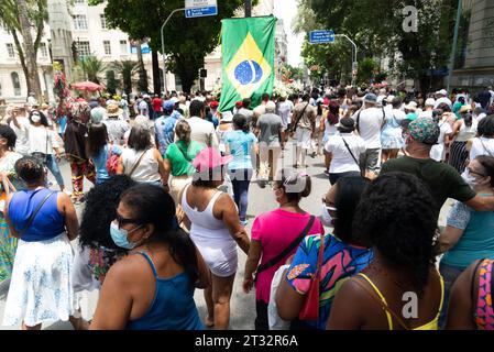 Salvador; Bahia; Brasile - 08 dicembre 2022: Centinaia di fedeli cattolici sono visti camminare durante una processione in onore di Nossa Senhora da Conceicao Foto Stock