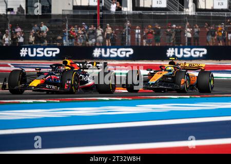 Austin, Stati Uniti. 22 ottobre 2023. Il pilota olandese di Formula 1 Max Verstappen della Red Bull Racing prende il comando dal pilota inglese di Formula 1 Lando Norris del McLaren F1 Team nel Gran Premio di Formula uno degli Stati Uniti sul circuito delle Americhe di Austin, Texas, domenica 22 ottobre 2023. Foto di Greg Nash/UPI Credit: UPI/Alamy Live News Foto Stock