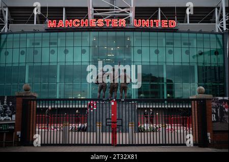 Manchester, Regno Unito. 22 ottobre 2023. I tifosi danno tributi all'Old Trafford in seguito alla notizia che il leggendario giocatore Sir Bobby Charlton è morto all'Old Trafford, Manchester. Data foto: 22 ottobre 2023. Il credito fotografico dovrebbe leggere: Gary Oakley/Sportimage Credit: Sportimage Ltd/Alamy Live News Foto Stock