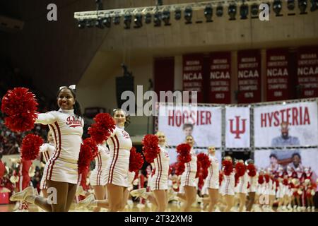 Le cheerleaders della Indiana University allietano durante l'isteria di Hoosier il 20 ottobre 2023 alla Simon Skjodt Assembly Hall di Bloomington, Indiana. Foto Stock