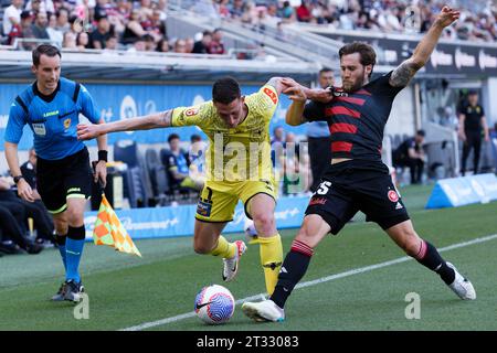 Sydney, Australia. 22 ottobre 2023. Joshua Brillante dei Wanderers gareggia per il ballo con Bozhidar Kraev di Wellington Phoenix durante la A-League Men Rd1 tra i Wanderers e Wellington Phoenix al CommBank Stadium il 22 ottobre 2023 a Sydney, Australia Credit: IOIO IMAGES/Alamy Live News Foto Stock