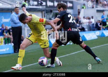 Sydney, Australia. 22 ottobre 2023. Joshua Brillante dei Wanderers gareggia per il ballo con Bozhidar Kraev di Wellington Phoenix durante la A-League Men Rd1 tra i Wanderers e Wellington Phoenix al CommBank Stadium il 22 ottobre 2023 a Sydney, Australia Credit: IOIO IMAGES/Alamy Live News Foto Stock