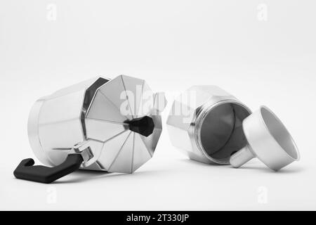 Vaso moka smontato su sfondo bianco. Macchina per il caffè Foto Stock