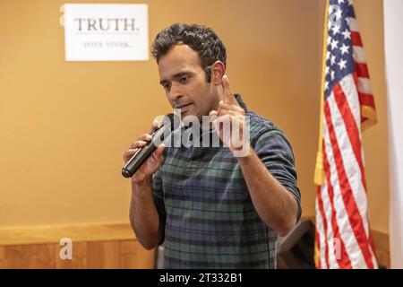 L'imprenditore e candidato presidenziale repubblicano Vivek Ramaswamy ha tenuto un incontro con gli elettori in un ristorante Pizza Ranch a Washin Foto Stock